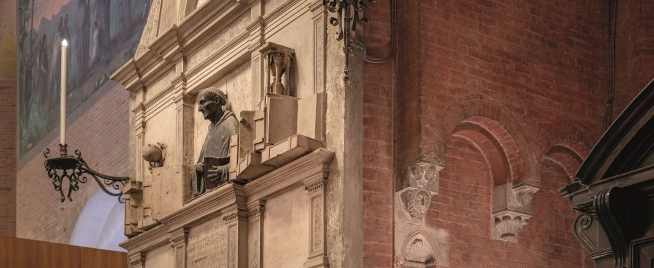 Il monumento dedicato a padre Antonio Trombetta (1436-1517), il cui busto in bronzo (di Andrea Briosco) è affiancato da oggetti di studio.