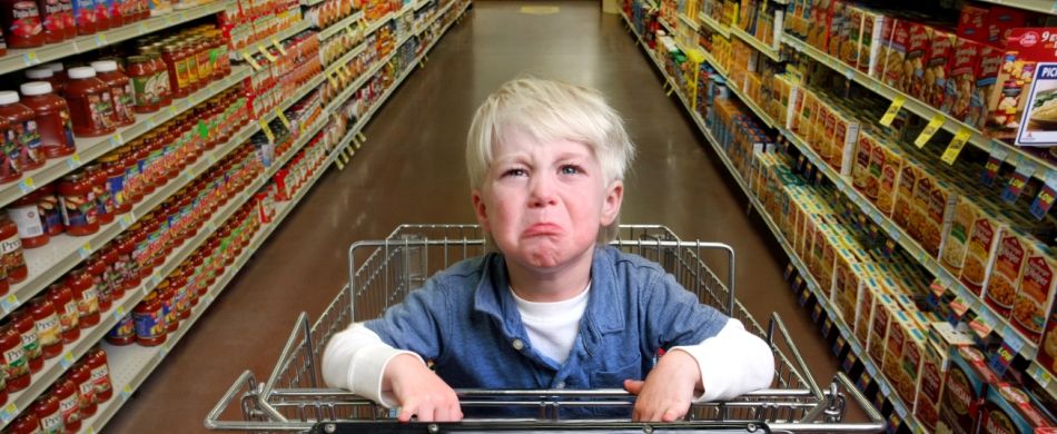 Un bambino al supermercat