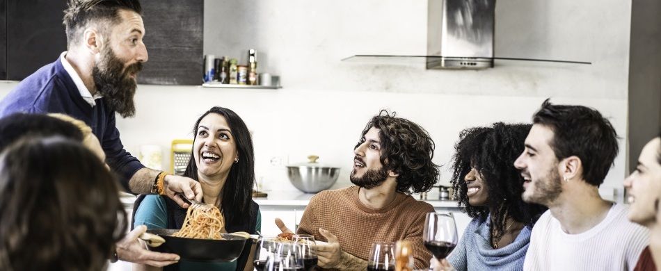 Un gruppo di amici siede 