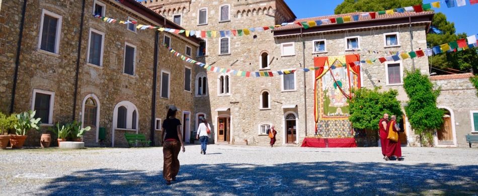 L'ingresso dell'Istituto buddista Lama Tzong Khapa tra le colline di Pomaia, nei pressi di Pisa.
