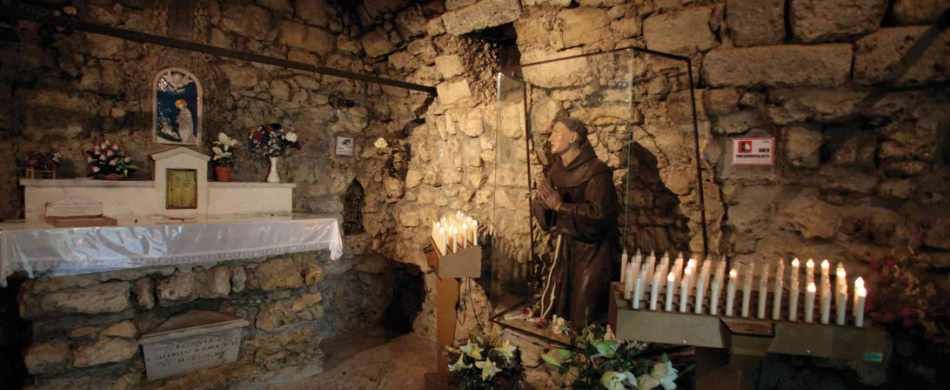 Eremo di Montepaolo. Interno della grotta dove sant'Antonio si ritirava in preghiera. 