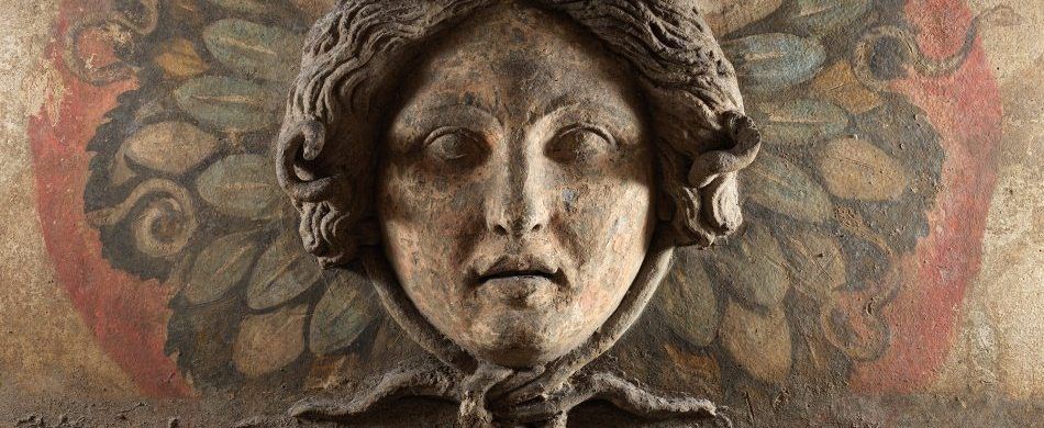Una testa di Medusa dipinta su una lunetta in uno dei quattro sepolcri.