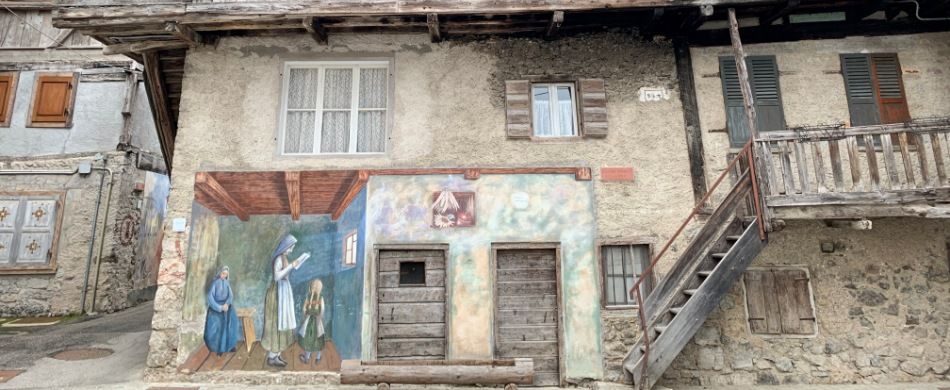 «Letera da lontan» (Giuliano De Rocco, 1980), murale realizzato su una tipica casa «cadorina» nell’abitato di Cibiana. 