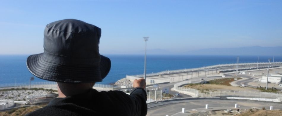 Un migrante guarda il porto di Tanger Med. 