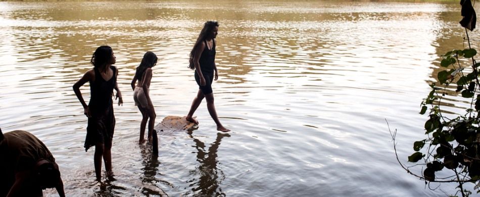 Alcune giovani passeggiano lungo il fiume Kelani.