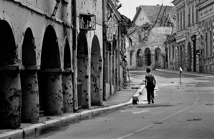 Il corso con i portici di Vukovar, nel 1992. La città croata cadde nel novembre del 1991.  - Mario Boccia