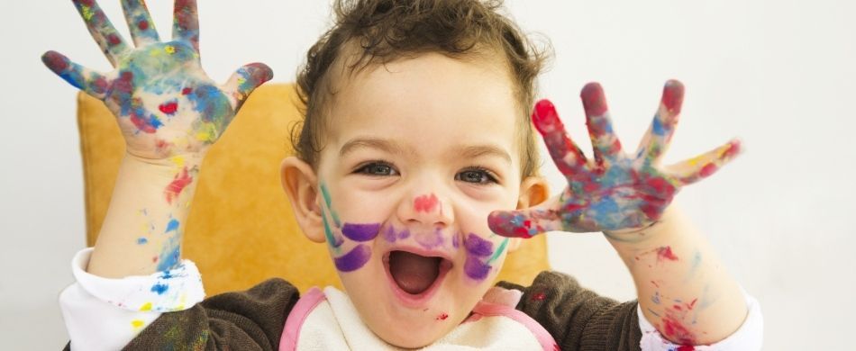 Bambino piccolo mostra le