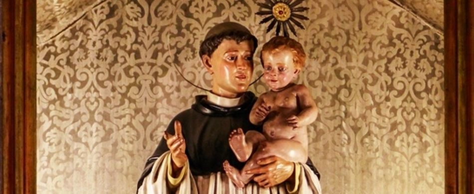 La statua del Santo con le vesti da canonico agostiniano, conservata a Coimbra (Portogallo).