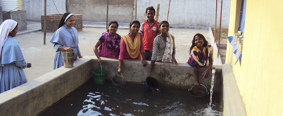 Biniya, India. Le suore clarisse francescane e alcune loro allieve attingono acqua grazie al pozzo costruito con l'aiuto dei lettori.