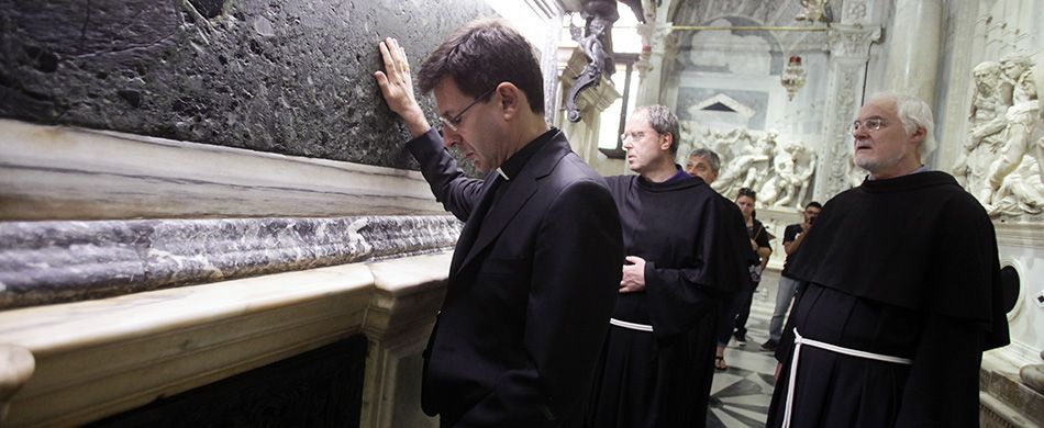 Monsignor Fabio Dal Cin alla tomba del Santo