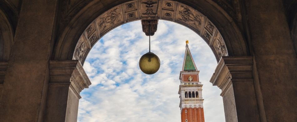 Uno scorcio del campanile