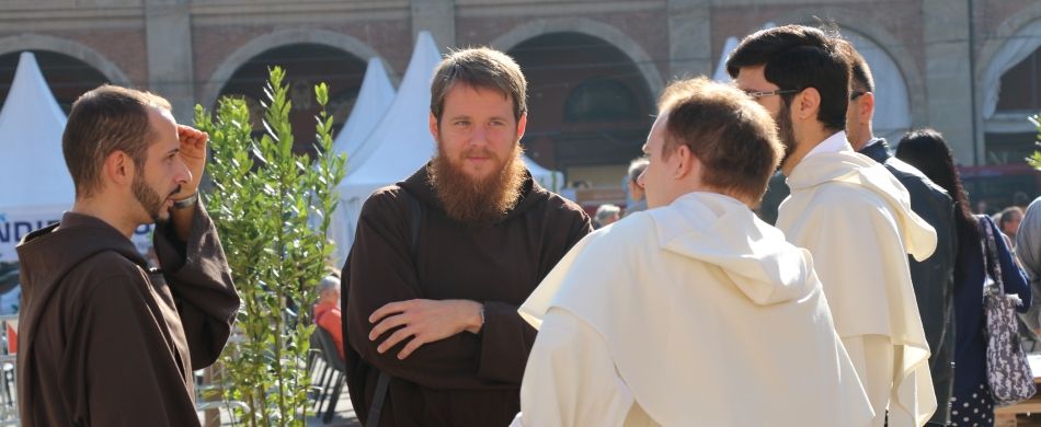 alcuni frati in dialogo al Festival francescano 2015