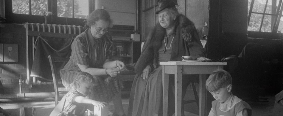 Maria Montessori con alcu