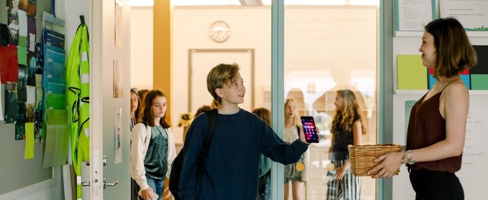 Un allievo consegna lo sm