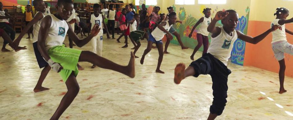 Una lezione di capoeira per ragazzi di strada ad Haiti