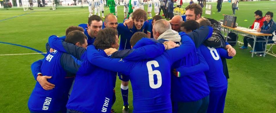 La squadra italiana di calcio a cinque per disabili mentali in azione sul campo.