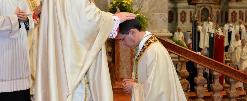 Il cardinal Oullet impone le mani sul nuovo delegato pontificio per la Basilica del Santo