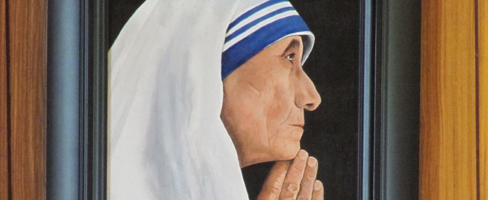 particolare di un quadro che ritrae Madre Teresa in preghiera