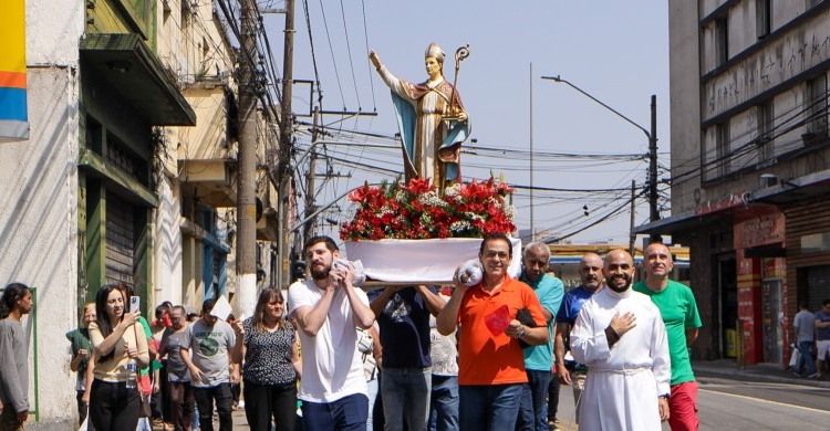 Un momento della processione per la Festa di são Januário (san Gennaro) celebrata nel quartiere della Mooca.