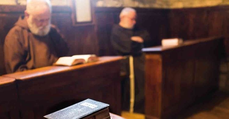 Frati cappuccini pregano nell'eremo di Montecasale.