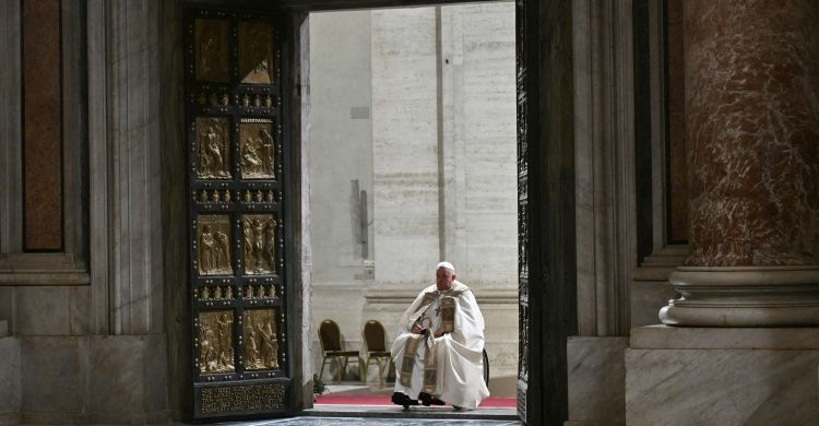 Papa Francesco durante l'apertura della porta santa nella Basilica di San Pietro lo scorso 24 dicembre.