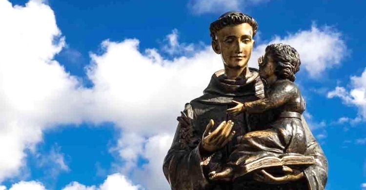 Statua di sant'Antonio con Gesù Bambino, libro e giglio (particolare), Santuario di sant'Antonio, Lac, Albania.