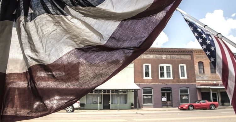 Flags (2020), particolare, dal progetto fotografico Far Fading West (foto di Luisa Menazzi Moretti).
