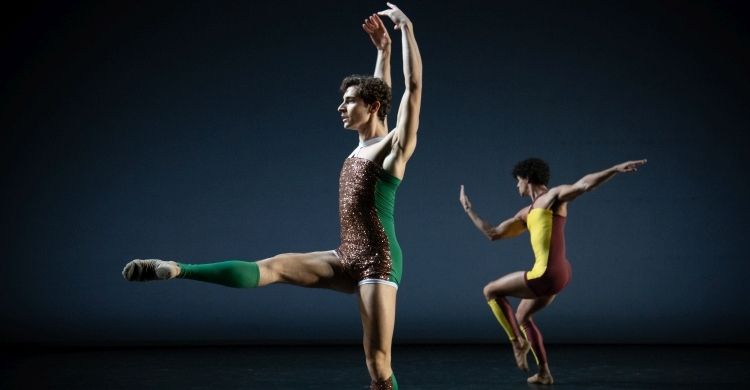In primo piano Giacomo Rovero e Francisco Serrano in «Secret Things» di Pam Tanowitz, The Royal Ballet.