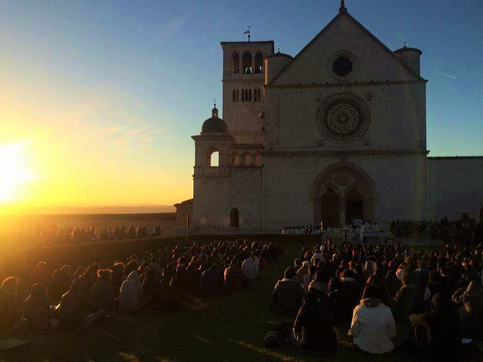 giovani sul prato della Basilica di S. Francesco ad Assisi