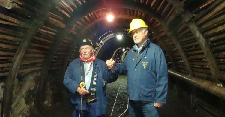 Michele Cicora, a destra, con un ex minatore nella miniera belga di Blegny, chiusa nel 1980 e, dal 2012, Patrimonio dell’Unesco.