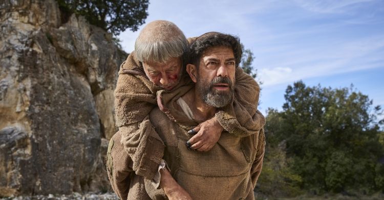 Fra Leopoldo da Casamacchia, interpretato da Pierfrancesco Favino, è il protagonista del film «Dio ride», del regista Giovanni Veronesi. Nella foto, fra Leopoldo porta sulle spalle il suo superiore (l’attore Paolo Rossi).