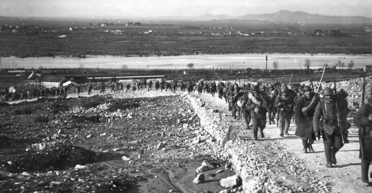 Una compagnia di soldati italiani in marcia sul fronte isontino. 
