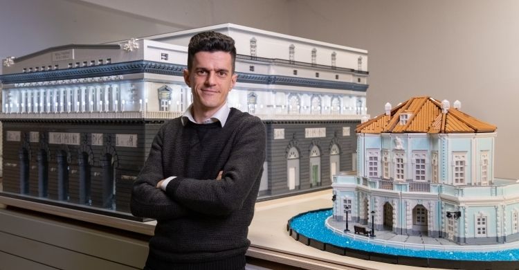 Luca Petraglia con l’imponente Teatro San Carlo di Napoli e la Casina Vanvitelliana di Bacoli (Napoli), tutte opere costruite con i mattoncini della Lego.
