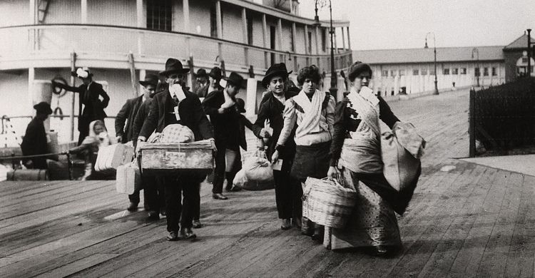 Un gruppo di emigranti italiani sbarca a Ellis Island, New York, all’inizio del Novecento.