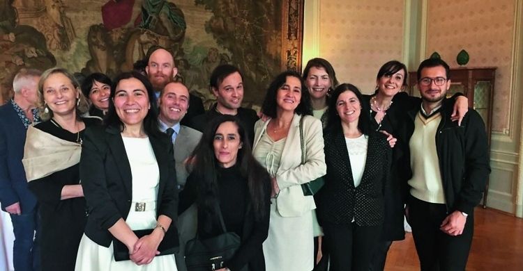 Ileana Salvador con i suoi colleghi di lavoro all’Ambasciata d’Italia.