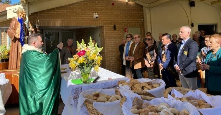 Padre Mirko Integlia durante una celebrazione.