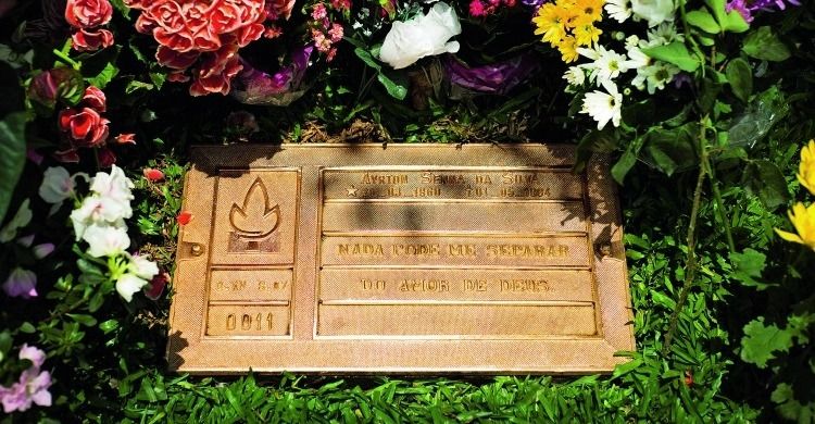 «Nulla può separarmi dall’amore di Dio» recita, in portoghese, l’epitaffio inciso sulla placca della tomba di Ayrton Senna da Silva nel cimitero di Morumby.