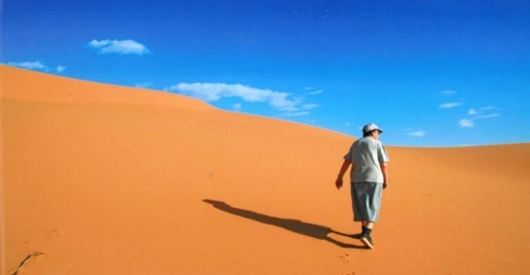 Suor Rosanna tra le dune del deserto algerino.