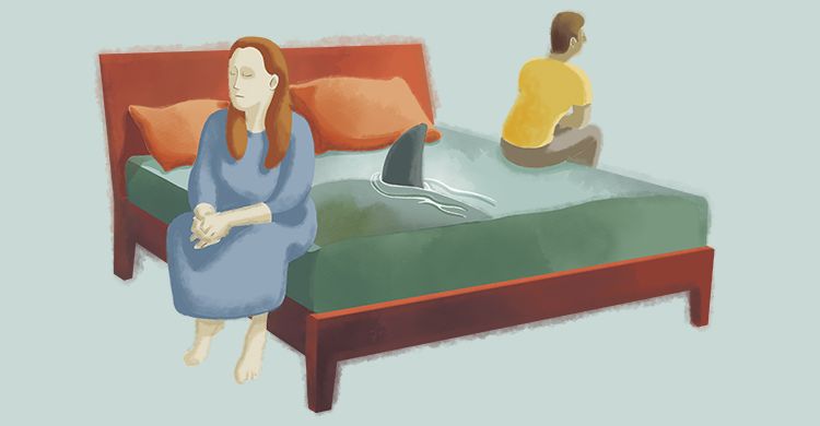 Illustrazione: una coppia seduta sul proprio letto, separata dallo 'squalo' delle incomprensioni