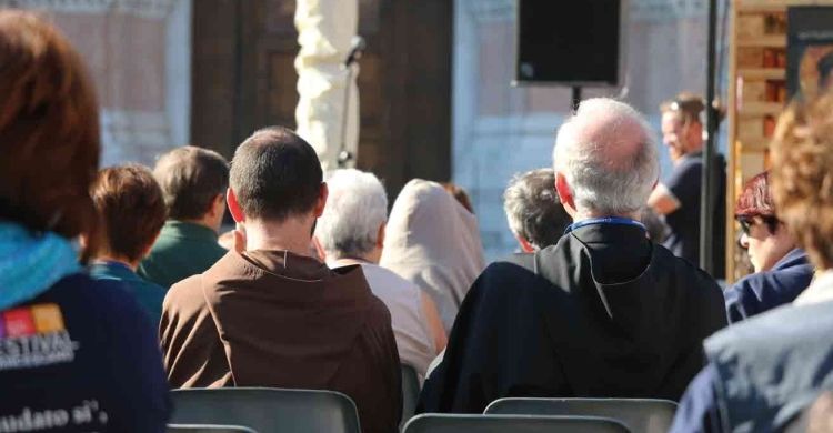 Come testimoniare la mia fede ad altri giovani?