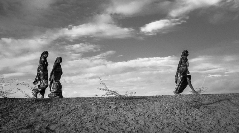 donne in cammino nel deserto