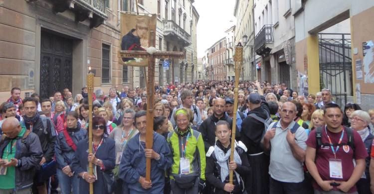 via san Francesco, l'arrivo a Padova dei pellegrini del Cammino di sant'Antonio