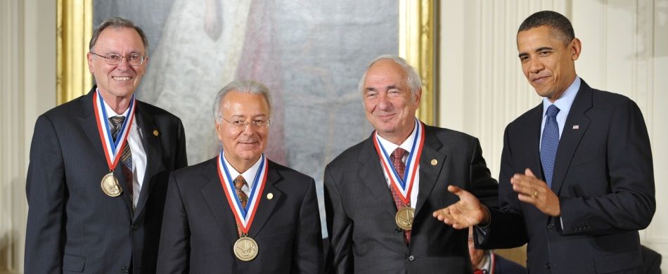 Federico Faggin, secondo da sinistra, alla Casa Bianca, in occasione del conferimento della National Medal of Technology and Innovation, nel 2010, da parte dell’allora presidente  degli Stati Uniti, Barack Obama.