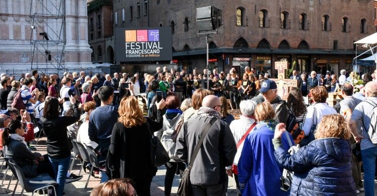 scena di piazza a Bologna all'edizione 2018 del Festival Francescano