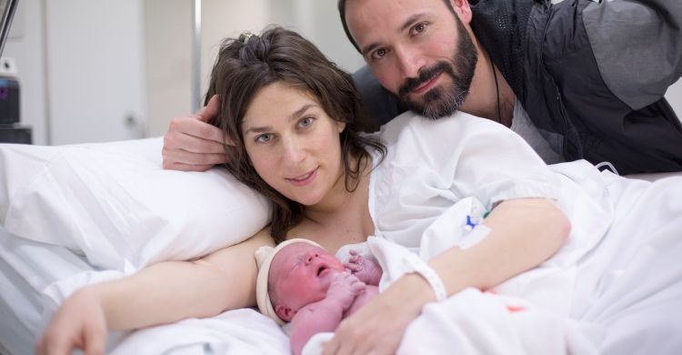 coppia con il figlio appena nato in ospedale