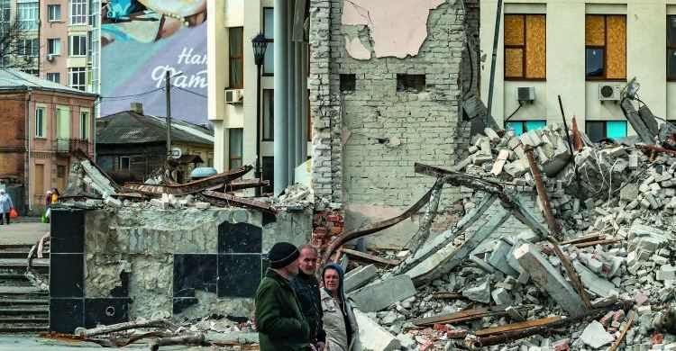 Le rovine di un edificio distrutto da un missile russo a Kharkov.