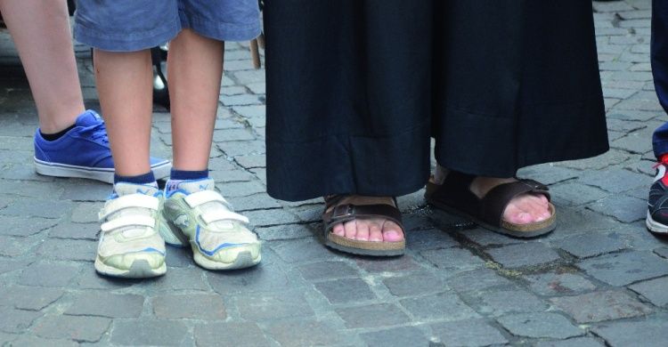 i sandali di un frate e le scarpe di un bambino