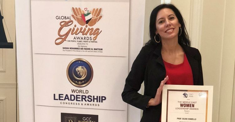 Silvia Vianello mentre riceve il premio come Top Middle East Woman Leader.
