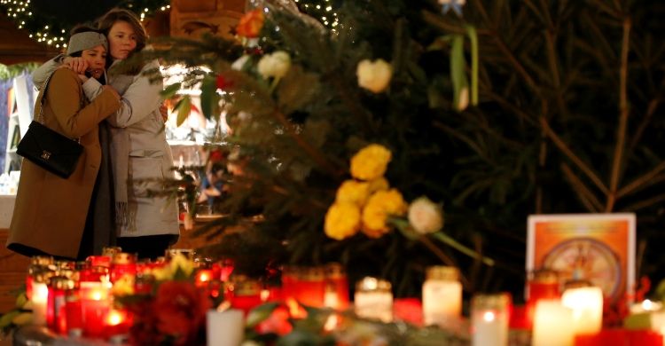 Berlino, giovani abbracciate nel luogo della strage di Natale