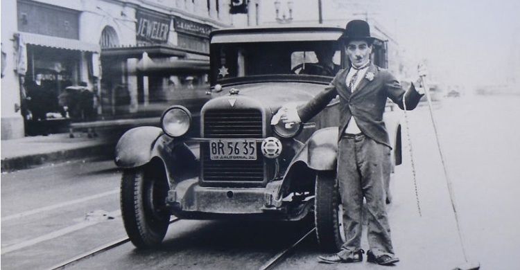 Vincenzo Pelliccione mentre interpreta il comico Charlie Chaplin alias Charlot.